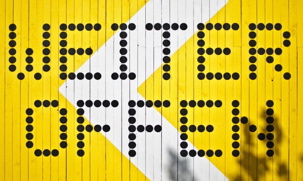 gelbe Wand mit Beschriftung "weiter offen"