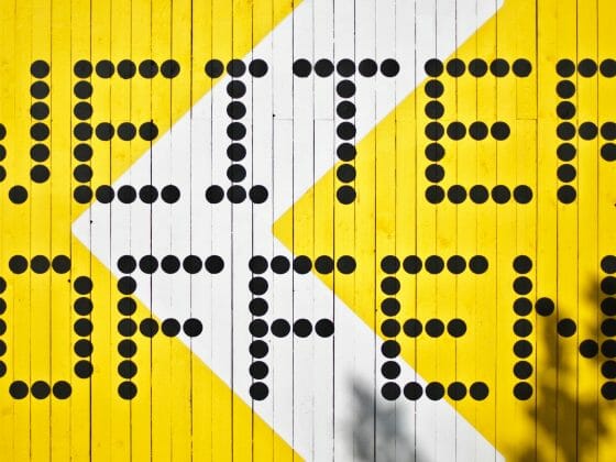gelbe Wand mit Beschriftung "weiter offen"