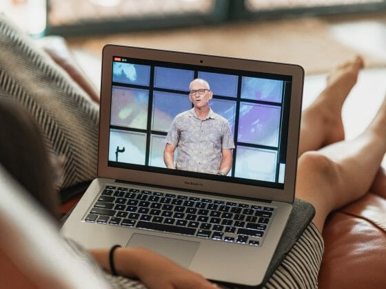 Livestreams bringen Dein Event zu deinen Gästen auf's Sofa und sind gleichzeitig Social-Distancing-freundlich