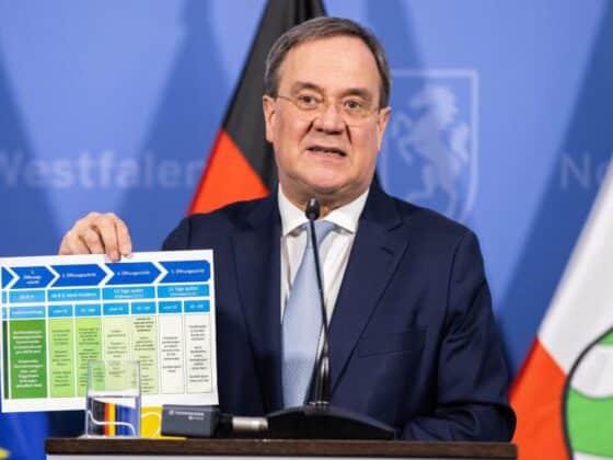 NRW-Ministerpräsident hält den Stufenplan für Öffnungen hoch und spricht bei der Pressekonferenz zu den neuen Beschlüssen