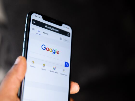 Person hält Smartphone in der Hand und die Google Suche ist auf dem Touchscreen zu sehen. Off Page Optimierung Deines Ticketshops.