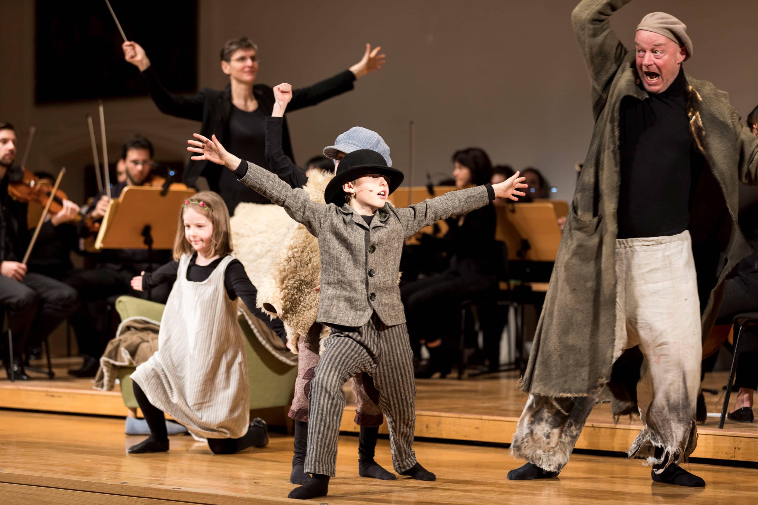 Kinderfestspiele zeigen Kinder und Erwachsene auf der Bühne