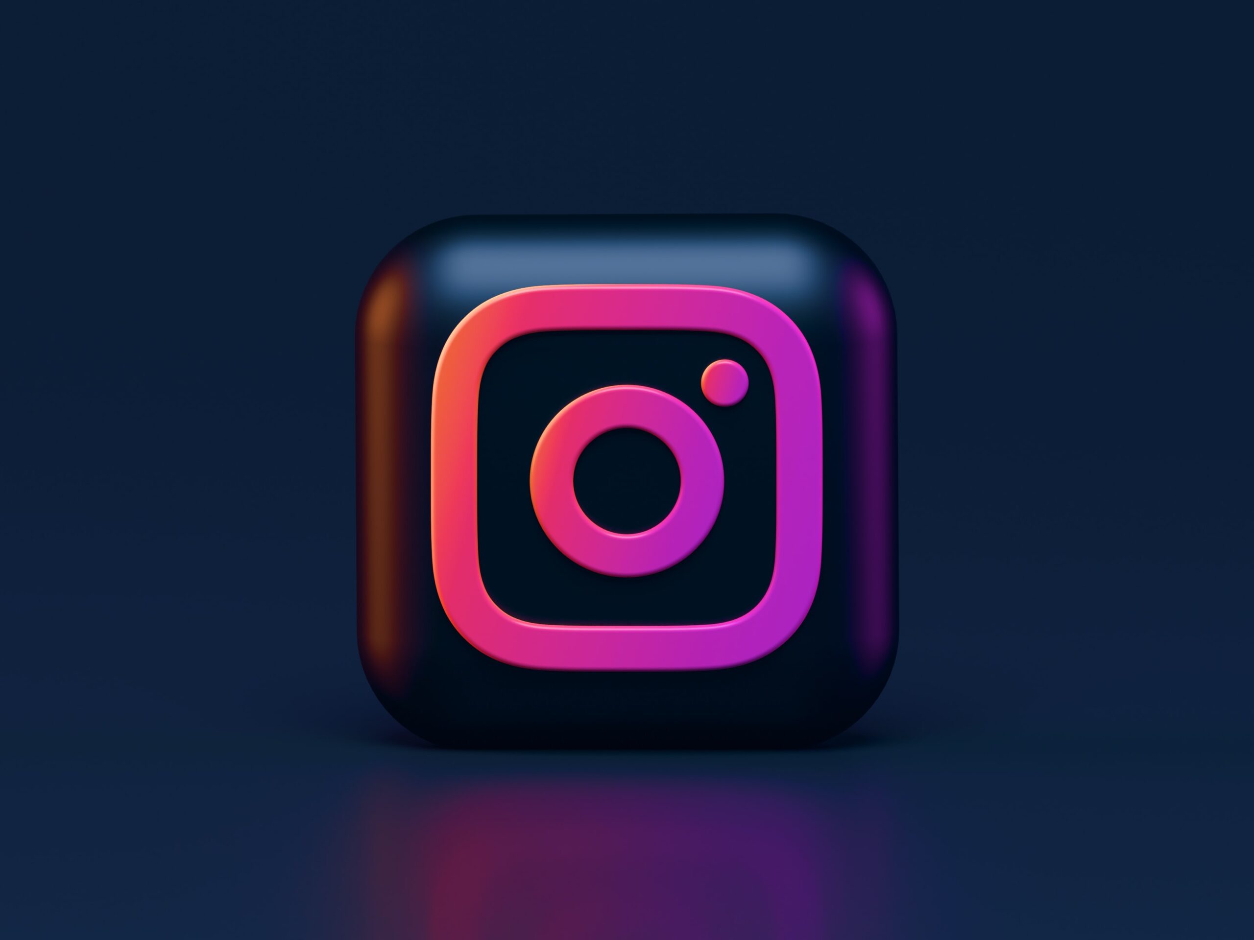 Social Media Plattform Instagram als Logo vor dunklem Hintergrund