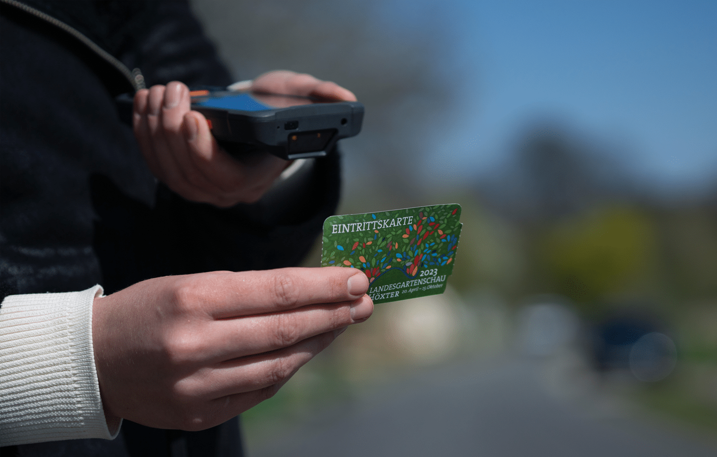Eine Person scannt mit einem Handscanner eine Eintrittskarte der Landesgartenschau Höxter ab
