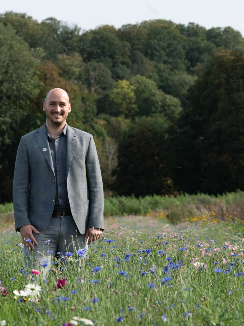 Jan Sommer, Geschäftsführer der Landesgartenschau Höxter, steht in einem Blumenfeld