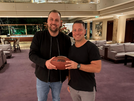 Torben Dill, Geschäftsführer GFL und Sven Müller, CEO egocentric Systems posieren gemeinsma mit einem Football in den Händen