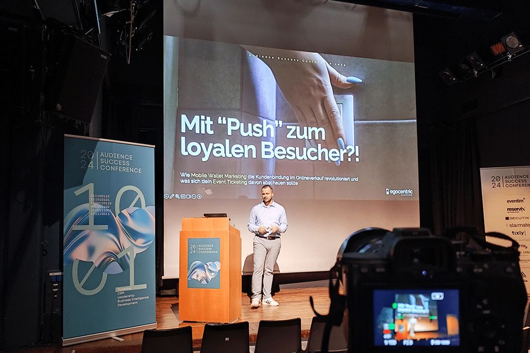 Event Expert Moritz auf der Bühne und startet die Keynote von egocentric Systems