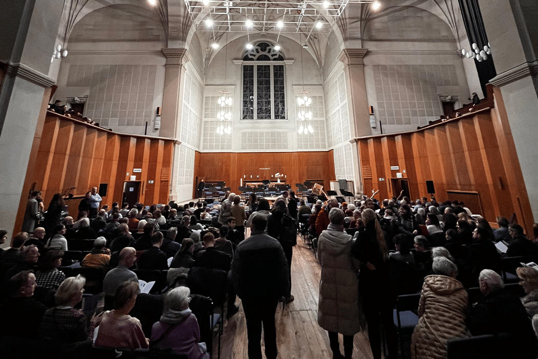 Das Innere der Lukaskirche gefüllt mit Besuchern des Benefizkonzerts.