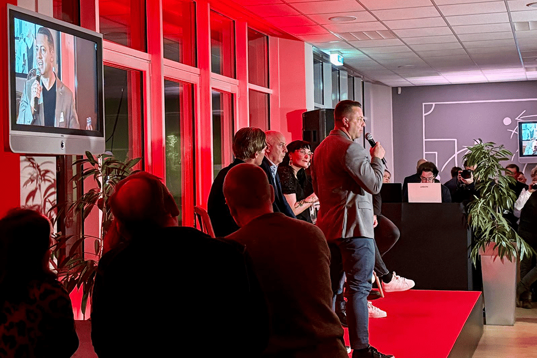 Sven Müller spricht auf der Bühne beim Neujahsempfang in Cottbus zu Partnern & Sponsoren des FC
