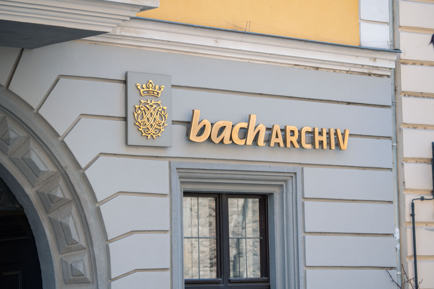 Goldener Schriftzug des Bach-Archiv am Eingang des Hauptsitzes in Leipzig