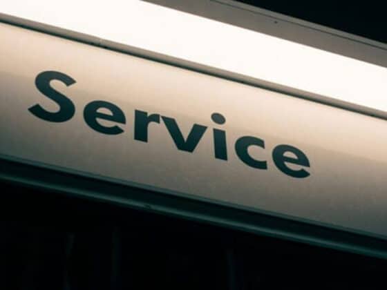 Beleuchteter Schriftzug "Service"