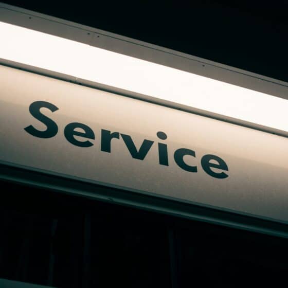 Beleuchteter Schriftzug "Service"