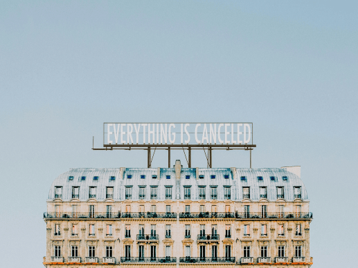 alleinstehendes Gebäude mit Schriftzug "Everything is caceled"