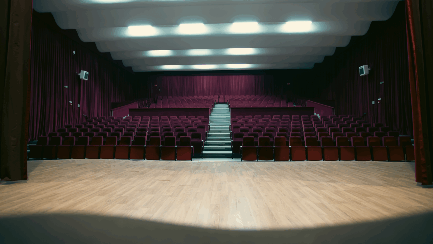 Blick von der Bühne auf einen leeren Theatersaal