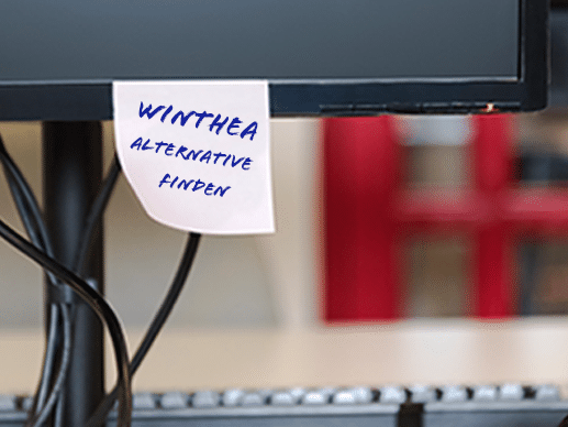 Notizzettel an Bildschirm mit Aufschrift "WinTHEA Alternative finden"